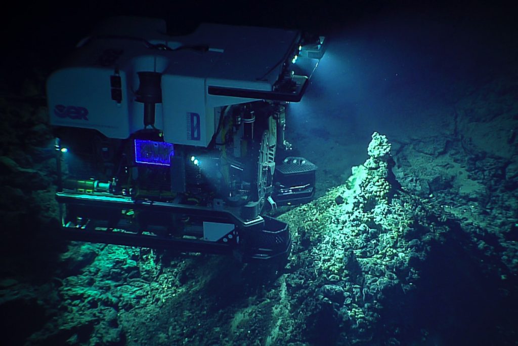 Bathyscaphen utforskar havsbotten på ett djup av 4 000 meter.