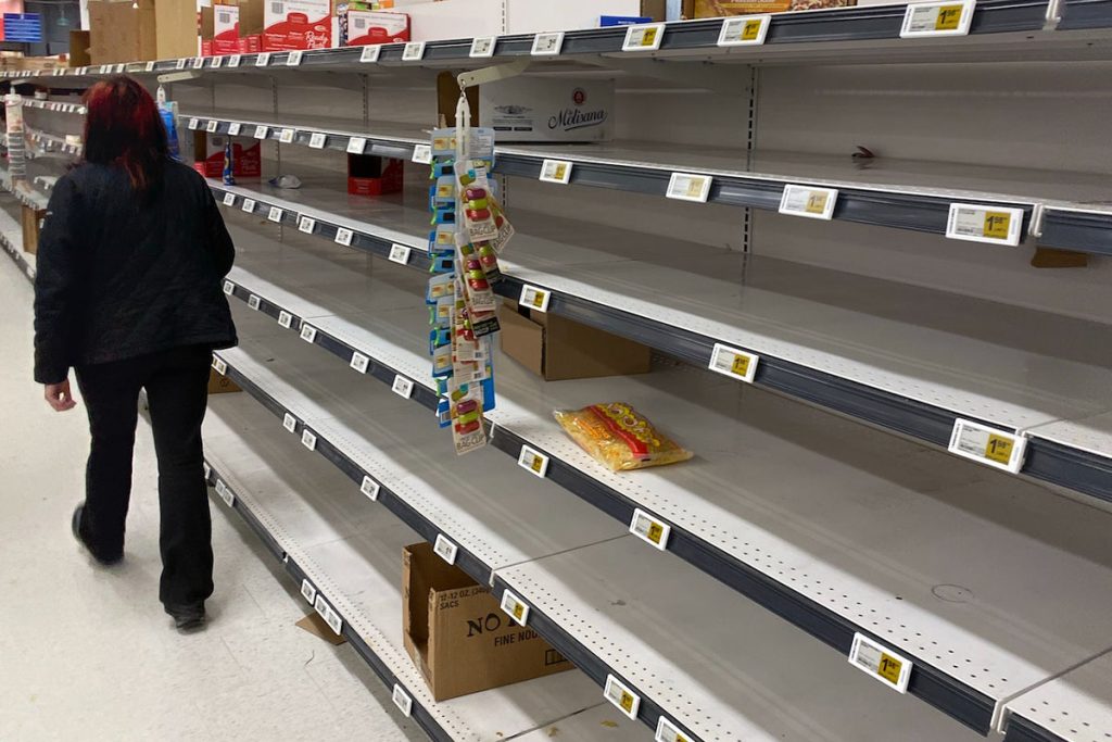Brist på livsmedel i butikshyllorna.