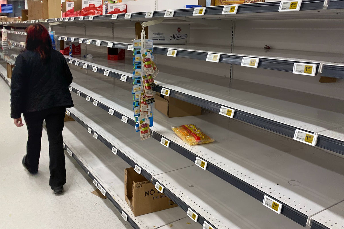 Brist på livsmedel i butikshyllorna.