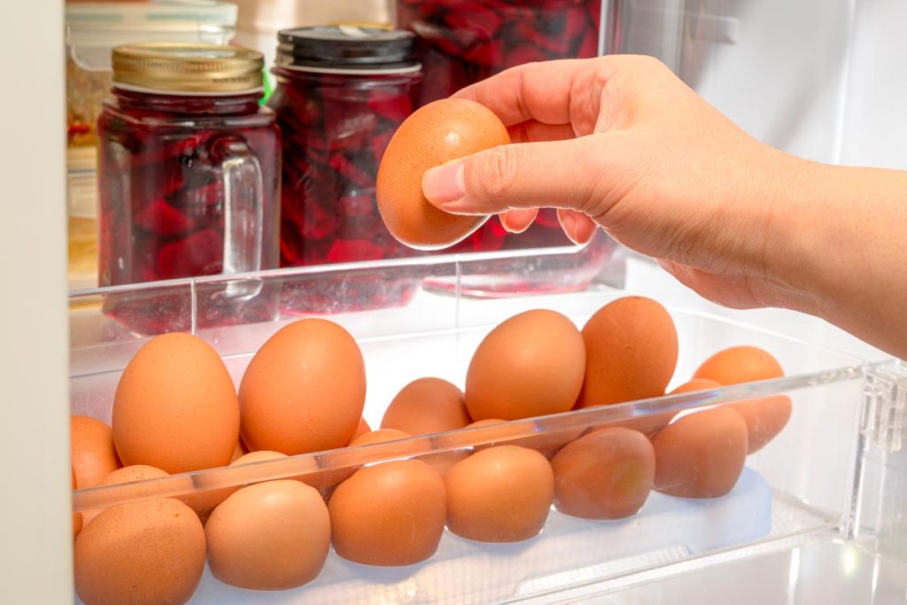 Att förvara ägg i kylskåpet är ett mycket bra knep för att hålla dem färska och säkra.