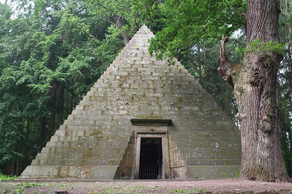 En unik Pyramid mitt i skogen.