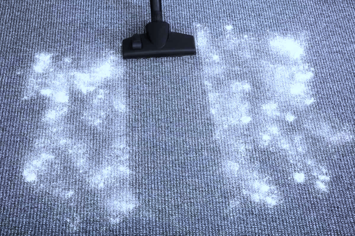 salt strödes på mattan och sugs upp med en dammsugare.